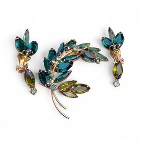 Vintage Juliana Emerald Green Rhinestone Demi Parure Brooch and earrings